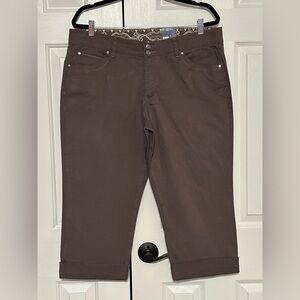 Bandolino Brown Cuffed Capri Pants NWT Cotton Stretch Size 16
